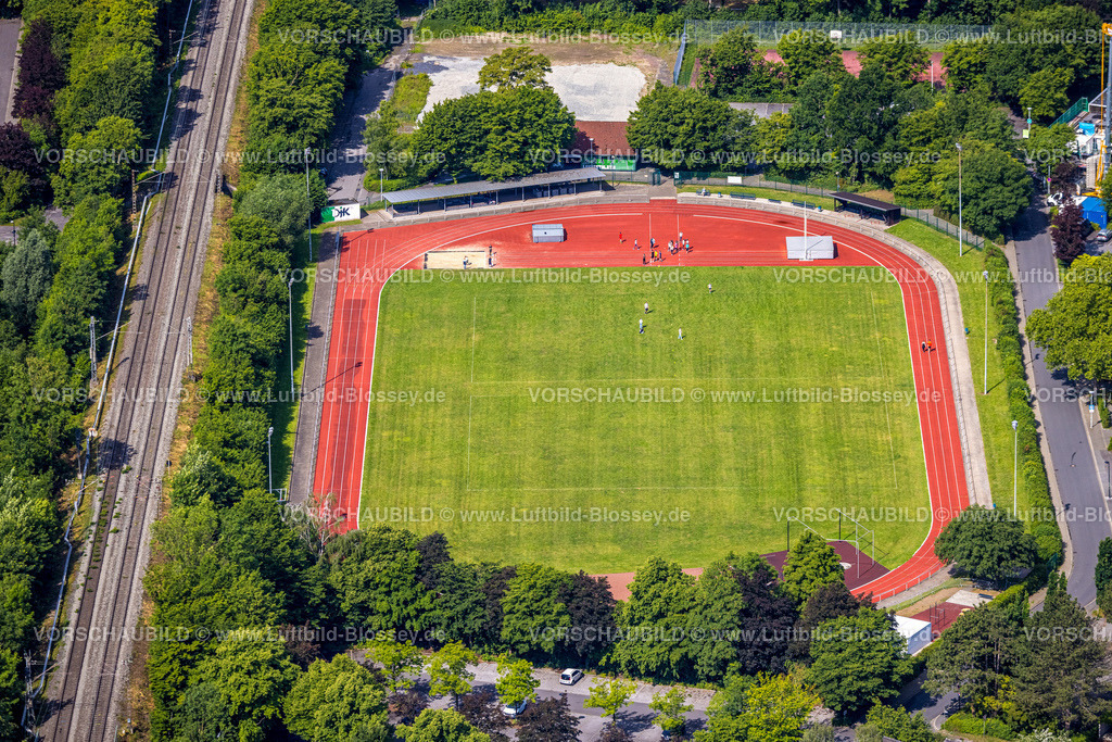 Werl220600712 | Luftbild, Jugendliche Sportler auf der Sportanlage Heinrich Buchgeister Stadion, Werl, Soester Boerde, Nordrhein-Westfalen, Deutschland
