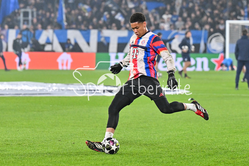 Atalanta Bergamo - FC Bayern München | BERGAMO, ITALY - 10. MARCH: Leonard PRESCOTT during the warmup before the UEFA Champions League match between Atalanta Bergamo vs. FC Bayern Munich on first leg of round of 16 at New Balance Arena