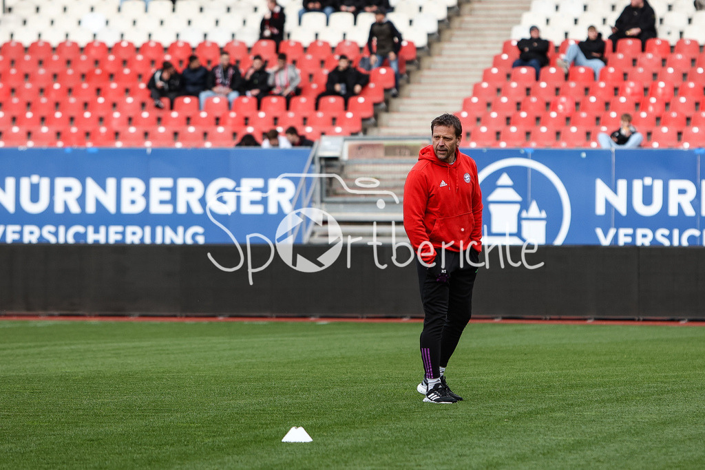 1. FC Nürnberg II - FC Bayern Amateure | Bayern Amateure Trainer Holger SEITZ in Aktion vor der Partie in Nürnberg / Freisteller / Einzelfoto