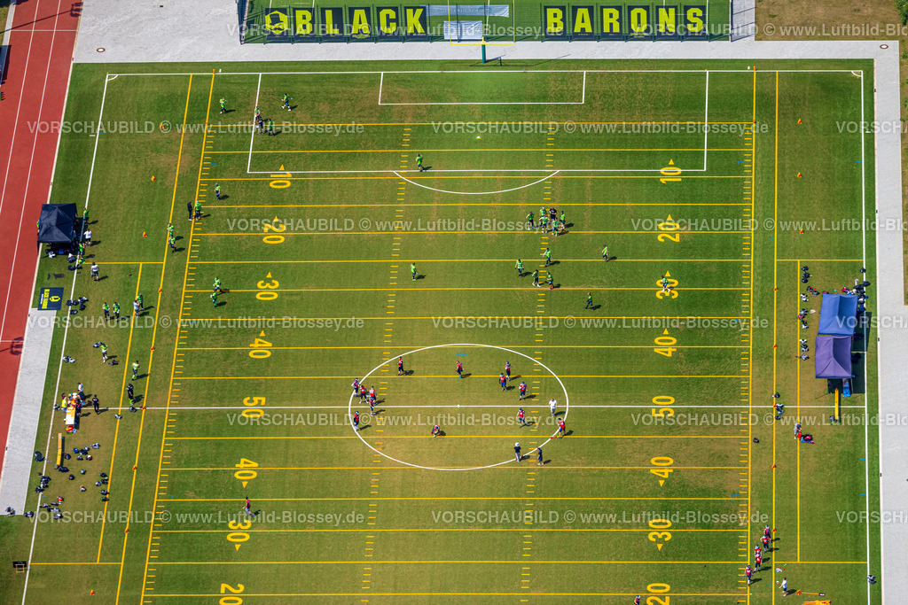 Herne220503266 | Luftbild, Die Herne Black Barons auf dem American Football Spielfeld, Horststadion Herne, Holsterhausen, Herne, Ruhrgebiet, Nordrhein-Westfalen, Deutschland