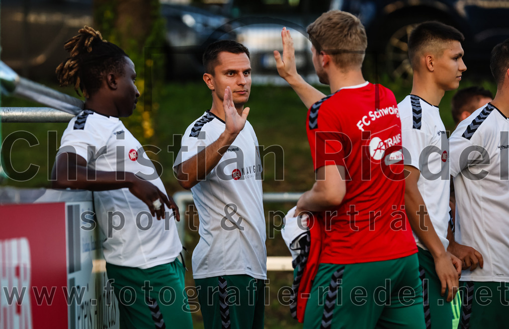 2023-09-01_002_FC_Schwaig_gegen_TSV_Gruenwald | Oberding, Deutschland, 01.09.2023:
Fußball, Landesliga Südost 2023 / 2024, 9. Spieltag, FC Schwaig gegen TSV Grünwald, Endergebnis: 3:1

Bilal Ibrahim (FC Schwaig, #6), Vincent Sommer (FC Schwaig, #10), Tobias Jell (FC Schwaig, #2)

Foto: Christian Riedel / fotografie-riedel.net