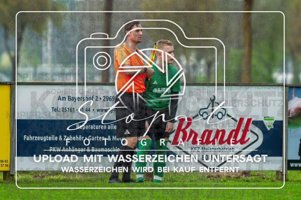 DSC_6069-Verbessert-RR | Sean Pfenning (Schiedsrichterassistent) und Florian Ebert (TSV Wietzendorf #03) beim Herren Kreisliga HK Spiel zwischen FG Fulde-Stellichte und TSV Wietzendorf im Fulder Zentralstadion, Fulde (Simon Paul Stopat) - Realisiert mit Pictrs.com