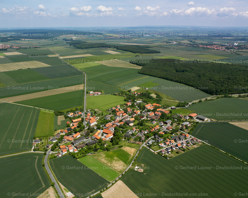 2638227 | WEHRE 09.06.2006 Landwirtschaftliche Nutzflächen und Feldgrenzen  umsäumen das Siedlungsgebiet des Dorfes in Wehre im Bundesland Niedersachsen, Deutschland // Agricultural land and field boundaries surround the settlement area of the village  in Wehre in the state Lower Saxony, Germany Foto: Gerhard Launer