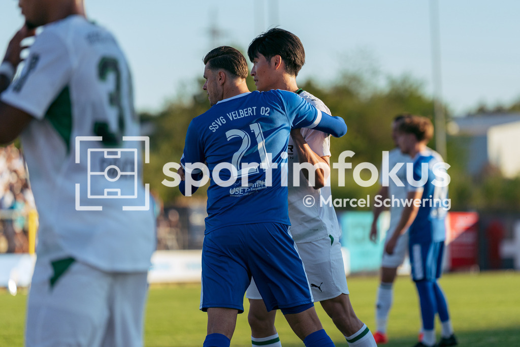 SSVg Velbert 02 – Borussia Mönchengladbach | Luca Köbele (SSVg Velbert 02) und Shuto Machino (Borussia Mönchengladbach). Testspiel zwischen der SSVg Velbert 02 und Borussia Mönchengladbach in Velbert, 12.08.2026. Endstand: 0:8. sportimfokus / Marcel Schwering - Realisiert mit Pictrs.com