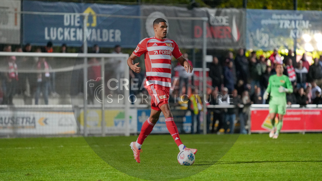 Fußball, Herren, Saison 2025/2026, Testspiel, Freundschaftsspiel, FSV 63 Luckenwalde vs. 1.FC Union Berlin, Mittwoch 08.10.2025, Werner-Seelenbinder-Stadion Luckenwalde, | Fußball, Herren, Saison 2025/2026, Testspiel, Freundschaftsspiel, FSV 63 Luckenwalde vs. 1.FC Union Berlin, Mittwoch 08.10.2025, Werner-Seelenbinder-Stadion Luckenwalde, Im Bild: Danilho Doekhi (Union) am Ball - Realisiert mit Pictrs.com