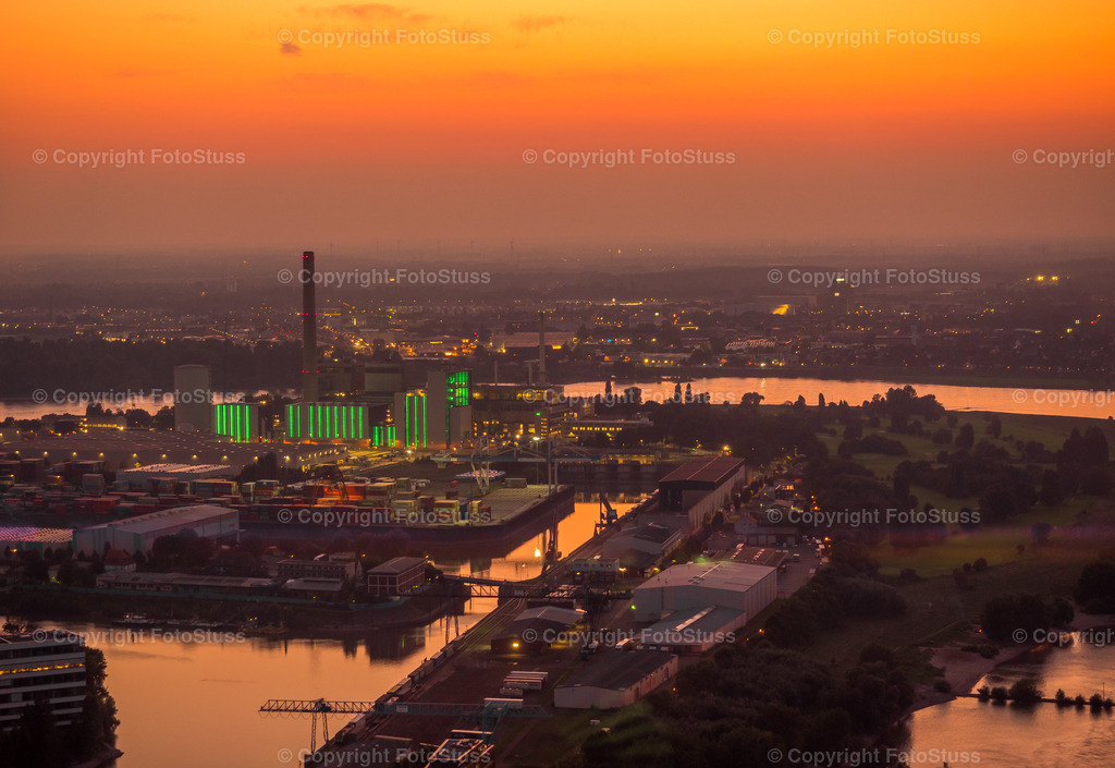 Ausblick auf den Industriehafen von Düsseldorf am Rhein am Abend | Sonnenuntergang im Industiehafen von Düsseldorf am Rhein. - Realisiert mit Pictrs.com