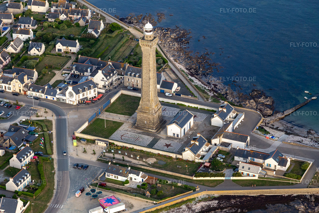 Luftbild: Phare d’Eckmühl in Penmarch im Bundesland Finistère in Frankreich. – Foto: IMG_132611.jpg vom 17.06.2022 durch Werner Riehm/FLY-FOTO.de – Auflösung des Originals: 5232 x 3488 px – Mairie de Penmarc'h