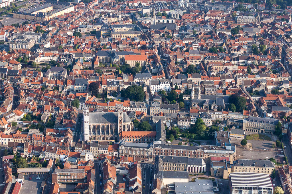 Vue aérienne: Vue de la ville depuis le centre-ville à Saint-Omer dans le département Pas de Calais, France. Photo: IMG_58937.jpg prise le 22/07/2013 par Werner Riehm/FLY-FOTO.euRésolution de l'original: 4752 x 3168 px
