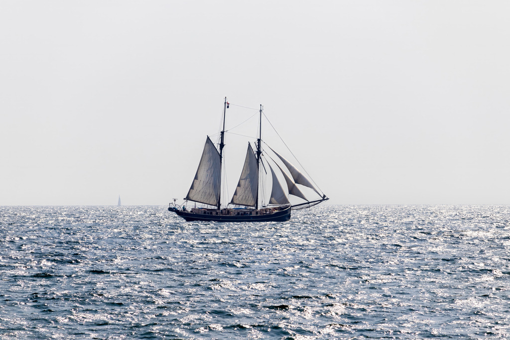 Leinwand: Traditionssegler am Horizont  | Eine harmonische und beruhigende Raumgestaltung trägt entscheidend zum Wohlbefinden von Patienten bei. Dieses Wandbild zeigt einen Traditionssegler, umgeben von sanften Wellen und warmen Lichtreflexionen der tiefstehenden Sonne. Die friedliche maritime Szene vermittelt Ruhe und Gelassenheit. Das Segelschiff gleitet majestätisch über das glitzernde Wasser, während der Himmel in sanften Tönen leuchtet – ein Moment der Stille und Weite, der zum Durchatmen einlädt. Jetzt entdecken und bestellen – dieses Leinwandbild bringt die Ostsee in Ihre Praxis, Ihr Büro, Ihre Ferienwohnung oder Ihr Zuhause. Ein echter Blickfang mit entspannender Wirkung. - Realisiert mit Pictrs.com