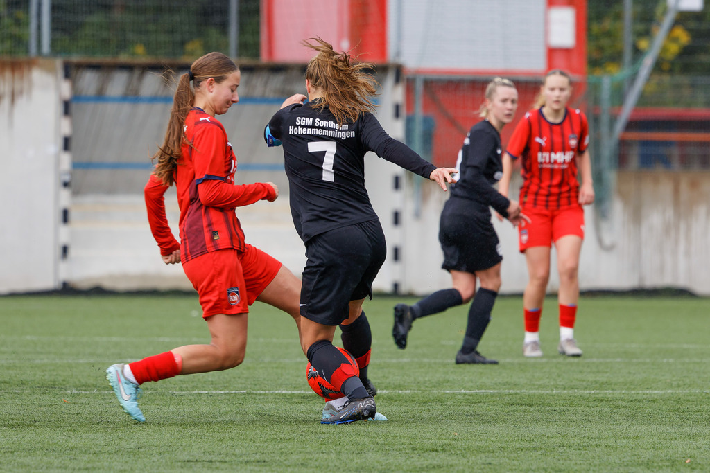 FCHHOH_251005_7076 | 1.FC Heidenheim 1846 II vs. SGM Hohenmemmingen/Sontheim, Fußball, Frauen, Bezirksliga, 2025/2026, 4. Spieltag, 05.10.2025 in Heidenheim, Kunstrasen b. Voith-Arena West(Foto: Michael Bulling) - Realisiert mit Pictrs.com