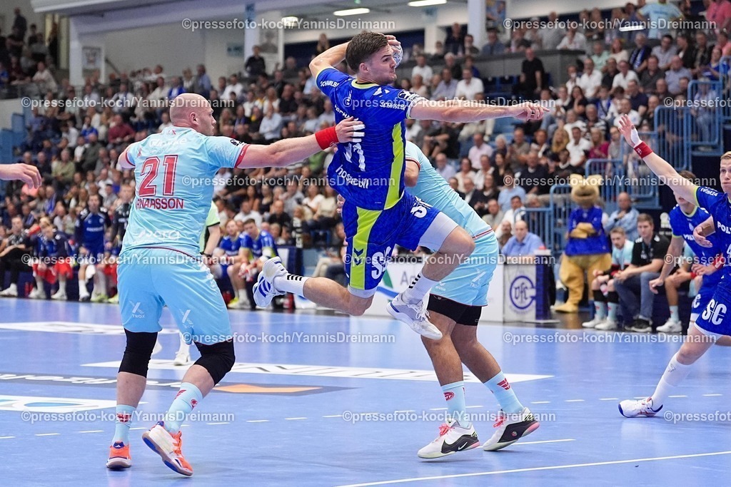 xYDRx04092501012 | 04.09.2025, xydrx, Handball, 1.HBL, VFL Gummersbach - TM Melsungen, Schwalbe-Arena: Arnar Freyr Arnarsson (MT Melsungen #21) und Adrian Sipos (MT Melsungen #8) im Zweikampf gegen Kay Smits (VFL Gummersbach #31)