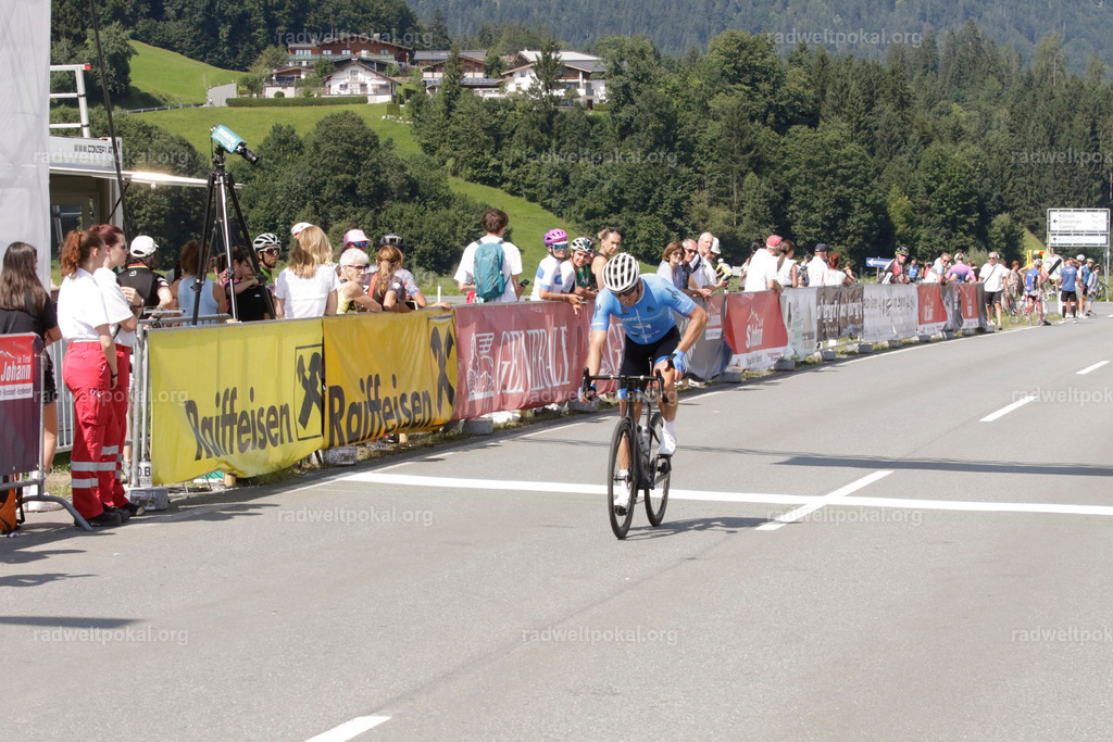 984_20230817_Bewerb_Maenner_Muehlanger | AUT - OESTERREICH, 2023-08-16: SPORT RENNRAD-FAHREN - 55. INTERNATIONALER RADWELTPOKAL IN ST. JOHANN IN TIROL  - Vintage-Radrennen mit WM-Bronze-Medaillen-Siegerin Christina Schweinberger, den Teilnehmer und Alexander Baumann (vom Orginastions-Team) - TAG 2 BEWERB MAENNER IN SECHS GRUPPEN  ; Foto: Roland Muehlanger