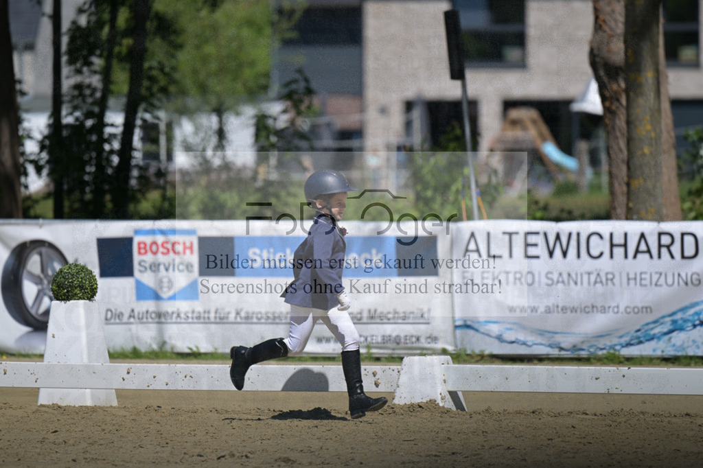 DOS_9037 | Entdecke hochwertige Reitturnierfotos von Foto Oger. Professionell, emotional und authentisch – jetzt Lieblingsmomente im Shop bestellen. - Realisiert mit Pictrs.com