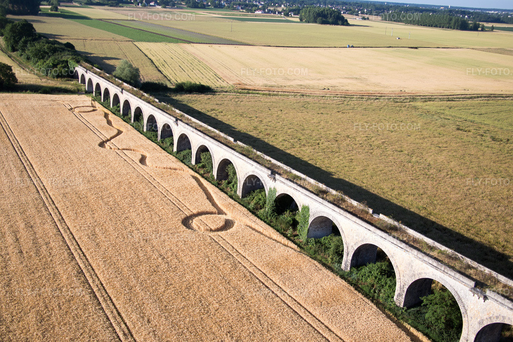 Aerial view: View of the town in Vineuil in the state Loir et Cher, France. – Photo: IMG_082088.jpg taken on 06/20/2015 by Werner Riehm/FLY-FOTO.com – Resolution of the original: 5472 x 3648 px