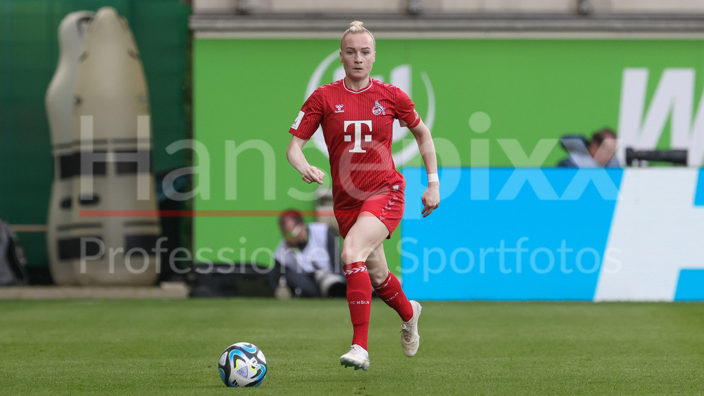 Fussball, Google Pixel Frauen-Bundesliga, VfL Wolfsburg - 1. FC Köln | v.li.: Anna Gerhardt (1. FC Köln, 21) am Ball, Freisteller, Einzelbild, Ganzkörper, Aktion, Action, Spielszene, DIE DFB-RICHTLINIEN UNTERSAGEN JEGLICHE NUTZUNG VON FOTOS ALS SEQUENZBILDER UND/ODER VIDEOÄHNLICHE FOTOSTRECKEN. DFB REGULATIONS PROHIBIT ANY USE OF PHOTOGRAPHS AS IMAGE SEQUENCES AND/OR QUASI-VIDEO.