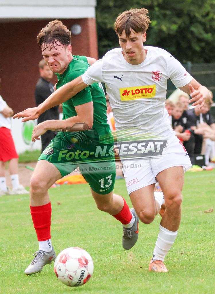 TuS Bersenbrück - HSC Hannover | Auf dem Bild zu sehen: weiß TuS Bersenbrück: Philipp Schmidt ; grün HSC Hannover: TuS Bersenbrück, HSC Hannover, Saison 25/26, Testspiel, Bünde, Deutschland - Realisiert mit Pictrs.com