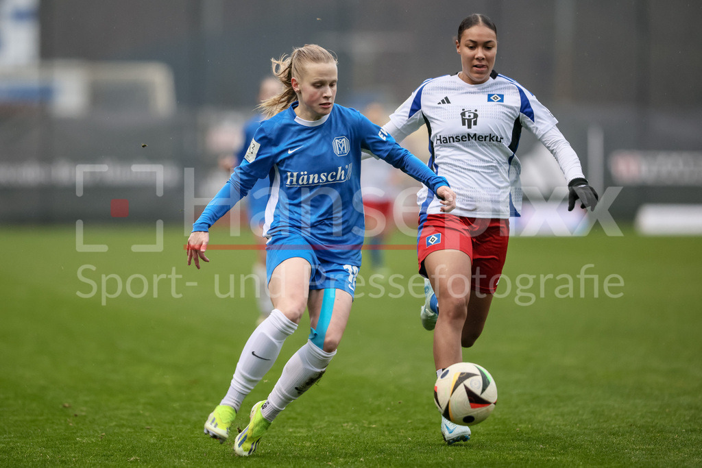 Fussball, 2. Frauen-Bundesliga, Hamburger SV - SV Meppen | v.li.: Nina Zimmer (SV Meppen, 12) und Melina Krüger (Hamburger SV, 9) im Zweikampf, Duell, Dynamik, Aktion, Action, Spielszene, DIE DFB-RICHTLINIEN UNTERSAGEN JEGLICHE NUTZUNG VON FOTOS ALS SEQUENZBILDER UND/ODER VIDEOÄHNLICHE FOTOSTRECKEN. DFB REGULATIONS PROHIBIT ANY USE OF PHOTOGRAPHS AS IMAGE SEQUENCES AND/OR QUASI-VIDEO.