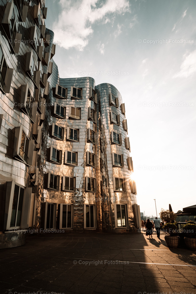 Gehry-Bauten im Medienhafen Düsseldorf | Die Gehry-Bauten prägen den Medienhafen bzw. Neuer Zollhof in Düsseldorf. Direkt am Rhein gelegen bieten lohnt es sich immer zum Flanieren. - Realisiert mit Pictrs.com