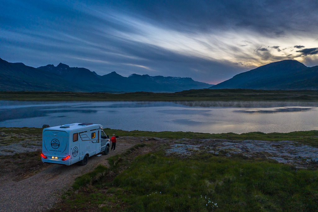 island-2020-434 | Alleine in der Landschaft von Ostisland (Austurland), hier abends am See Mjóavatn. - Realisiert mit Pictrs.com