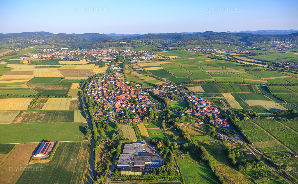 Luftbild: Ortsansicht von Osten im Ortsteil Kapellen in Kapellen-Drusweiler im Bundesland Rheinland-Pfalz in Deutschland. – Foto: IMG_157797.jpg vom 19.06.2026 durch Werner Riehm/FLY-FOTO.de – Auflösung des Originals: 6000 x 3715 px
