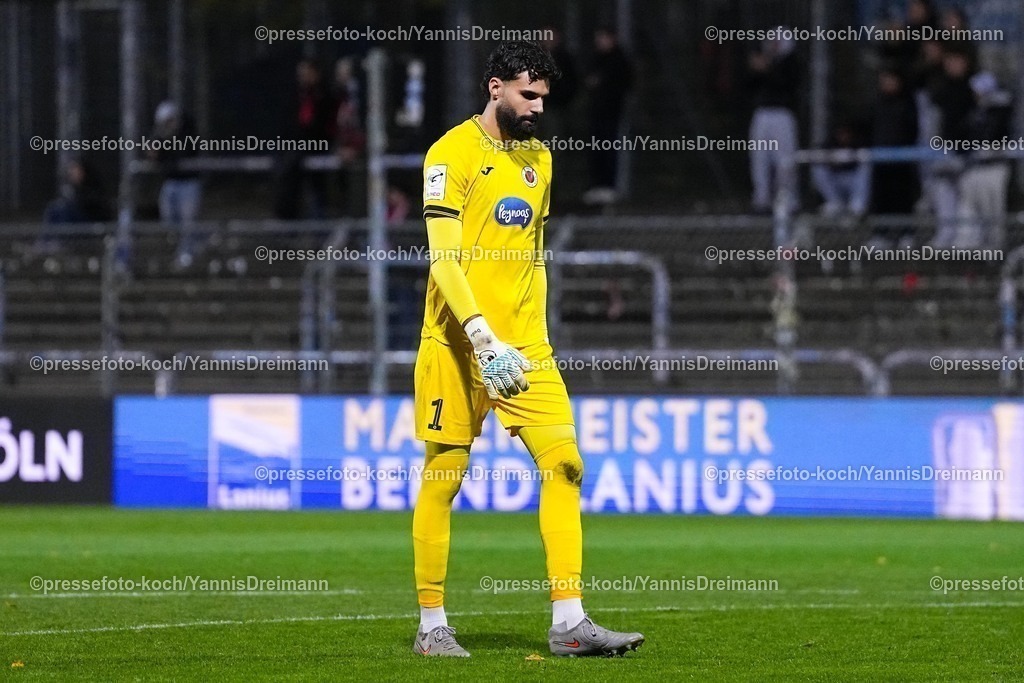 xYDR31102501046 | 31.10.2025, xydrx, Fußball, 3.Liga, FC Viktoria Köln - FC Ingolstadt 04, Saison 2025 2026, Sportpark Höhenberg: Eduardo dos Santos Haesler (FC Viktoria Köln #1) schaut enttäuscht vom Spielverlauf zu Boden  DFB regulations prohibit any use of photographs as image sequences and or quasi-video.