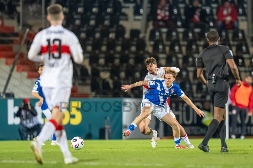 VfB Stuttgart II vs. FC Energie Cottbus, Fussball, 3.Liga, 27. Spieltag, Saison 2025/2026, 03.03.2026 | Zweikampf zwischen Mirza Catovic (VfB Stuttgart II, #05) und Lukas Michelbrink (FC Energie Cottbus, #08),VfB Stuttgart II vs. FC Energie Cottbus, Fussball, 3.Liga, 27. Spieltag, Saison 2025/2026, 03.03.2026Foto: photosbyphips/Philip Ziegler