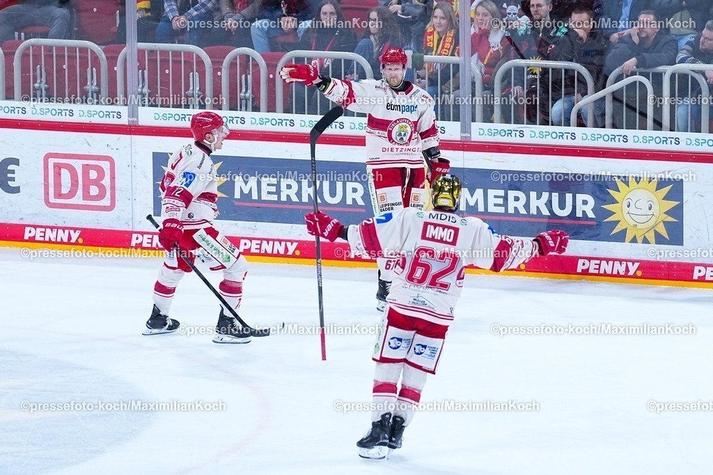 xYDRx20022601054 | 20.02.2026, xydrx, Eishockey, DEL2, Düsseldorfer EG - EV Landshut, PSD Bank Dome Düsseldorf: Torjubel nach dem Tor zum 4:3 für den EV Landshut durch Torschütze Stanislav Dietz (EV Landshut #67) zusammen mit Trevor Gooch (EV Landshut #72) und Tor Immo (EV Landshut #62)    Photo: xYannisxDreimannxPressefotoKochx