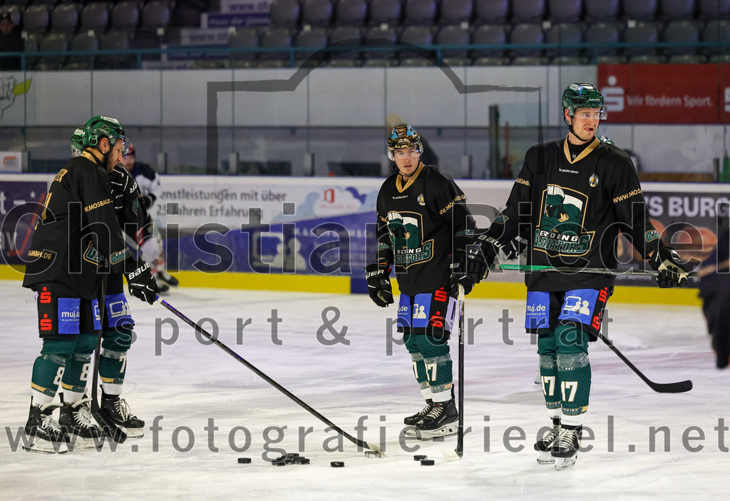 2025-12-14_013_TSV_Erding_gegen_ECDC_Memmingen_Indians | Erding, Deutschland, 14.12.2025:Eishockey, Oberliga Süd 2025 / 2026, 26. Spieltag, TSV Erding gegen ECDC Memmingen Indians, Endergebnis: 1:2Maximilian Forster (Erding Gladiators, #81), Thomas Matheson (Erding Gladiators, #37), Elia Ostwald (Erding Gladiators, #17)Foto: Christian Riedel / fotografie-riedel.net