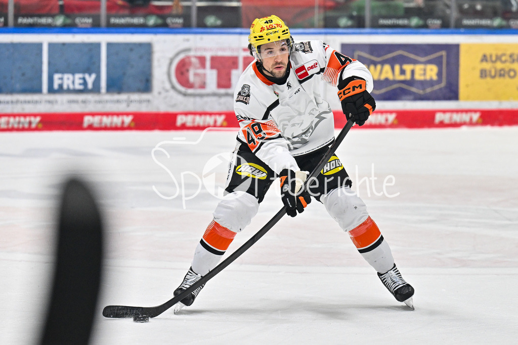 Augsburger Panther - Löwen Frankfurt | AUGSBURG, GERMANY - 16. JANUARY: am Puck Micahel JOYAUX (Löwen Frankfurt 49) / Einzelfoto / Freisteller während dem Match zwischen den Augsburger Panthern und den Löwen Frankfurt am 40. Spieltag der penny DEL im Curt Frenzel Stadion