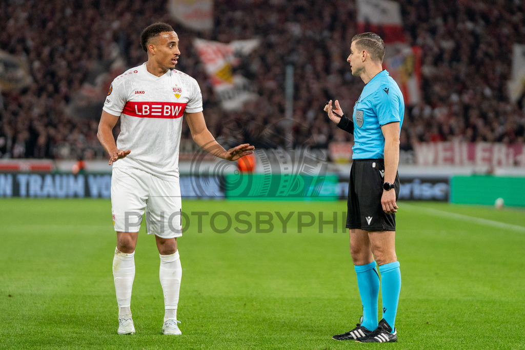 VfB Stuttgart vs. FC Porto, Fussball, Europa League, Achtelfinale, Hinspiel, 12.03.2026 | Jamie Leweling (VfB Stuttgart, #18) und Schiedsrichter Donatas Rumšas,VfB Stuttgart vs. FC Porto, Fussball, Europa League, Achtelfinale, Hinspiel, 12.03.2026Foto: photosbyphips/Philip Ziegler