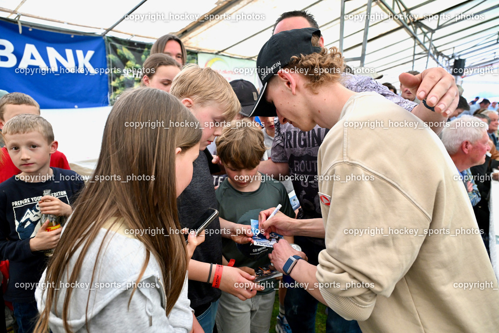 Empfang Daniel Tschofenig | Daniel Tschofenig schreibt Autogramme, Empfang Daniel Tschofenig, Empfang Daniel Tschofenig am 10.05.2025 in Hohenthurn (Mehrzweckhaus Hohenthuurn), Austria, (Photo by Bernd Stefan)