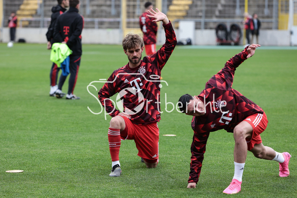 FC Bayern Amateure - SpVgg Hankofen-Hailing | Luca DENK (FCB #16) und Yusuf Karhan KABADAYI (FCB #7) beim warmamchen vor der Partie