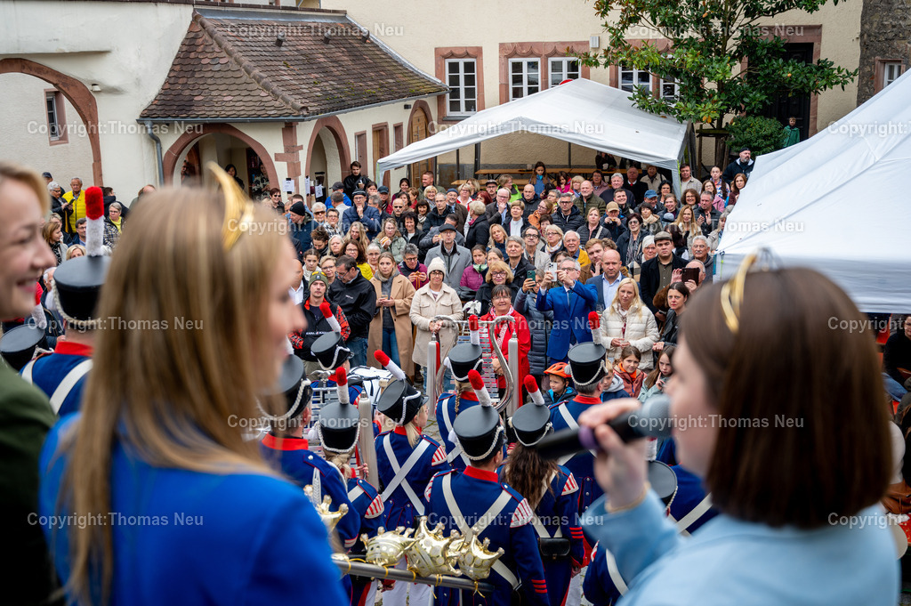 Katja_Simon-Botschafterin_der_Bergstrasse-40 | bre,bzw,Zwingenberg, Die deutsche Winprinzessin Katja Simon wurde am 19.Oktober im Diefenbachsaal in Zwingenberg von Landrat Christian Engelhardt zur Botschafterin der Bergstraße ernannt, sie trug sich in das goldne Buch des Kreises und der Stadt Zwingenberg zusammen mit der Deutschen Weinkönigin Anna Zens und Weinprinzessin Emma Meinhardt ein,  ,, Bild: Thomas Neu