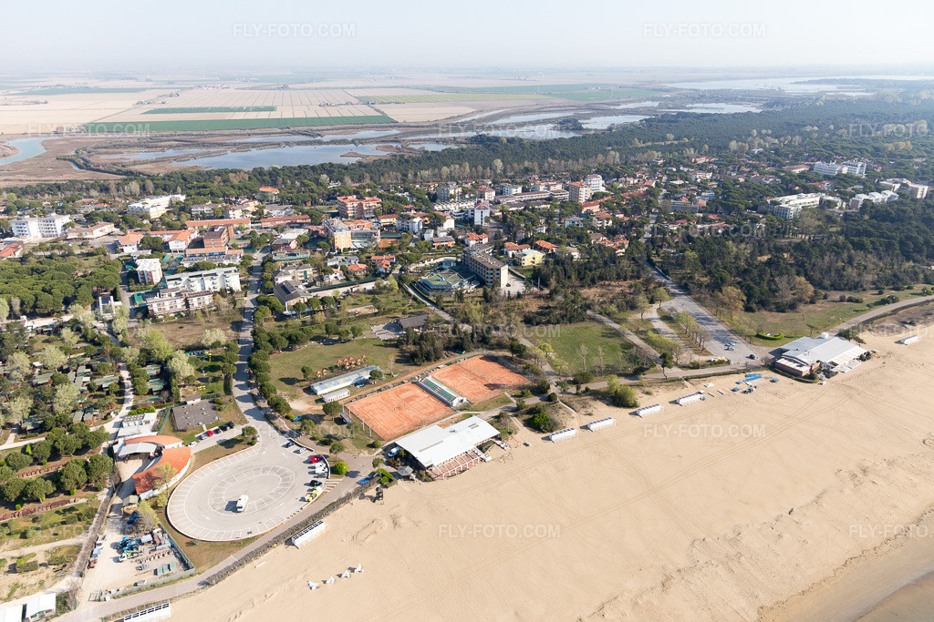 Aerial view: View of the town in Bibione Pineda in the state Veneto, Italy. – Photo: IMG_098002.jpg taken on 04/03/2017 by Werner Riehm/FLY-FOTO.com – Resolution of the original: 5472 x 3648 px