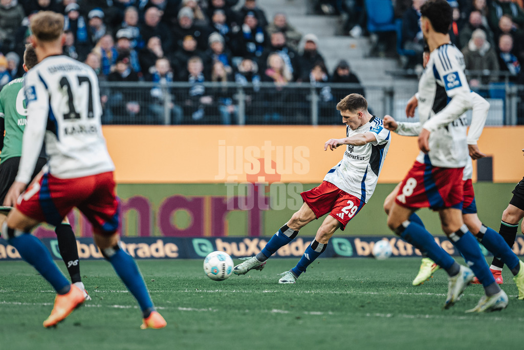 Fußball | Männer | Saison 2024/2025 | 2. Fußball-Bundesliga | 20. Spieltag | Hamburger SV vs. Hannover 96 | 02.02.2025 | Emir Sahiti (#29, HSV) zieht ab zum Schuss