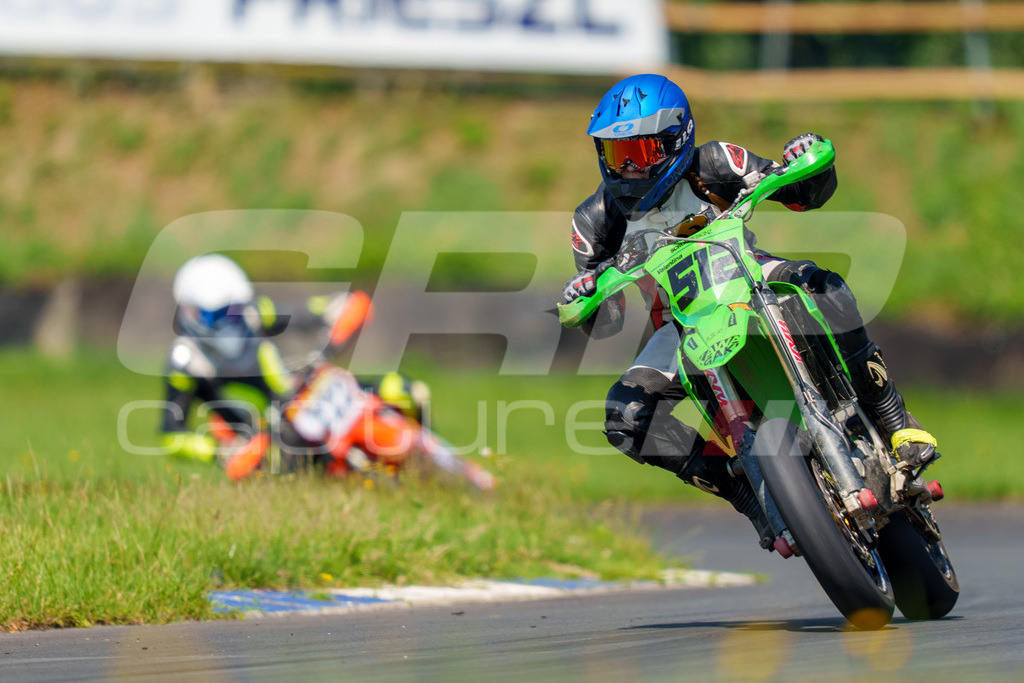 G-Cup + Supermoto Staatsmeisterschaft + Hungarian Supermoto Championship | GRIPcapture steht für authentische Sportfotografie in Österreich – für Momente, die mehr sind als Geschwindigkeit oder Ergebnis. Es geht um Emotion, Spannung, Fokus und den Augenblick, der oft nur einen Wimpernschlag dauert.Ob Motorsport, Teamsport oder 