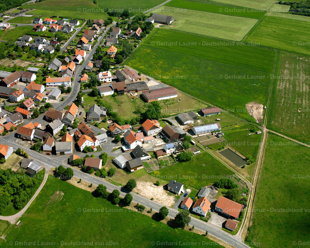 2615504 | WAHLEN 09.06.2006 Landwirtschaftliche Nutzflächen und Feldgrenzen  umsäumen das Siedlungsgebiet des Dorfes in Wahlen im Bundesland Hessen, Deutschland // Agricultural land and field boundaries surround the settlement area of the village  in Wahlen in the state Hesse, Germany Foto: Gerhard Launer