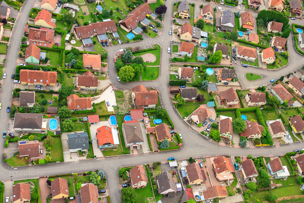 Vue aérienne: Place des Colombes à Drusenheim dans le département Bas Rhin, France.Photo: IMG_28828.jpg prise le 14/06/2010 par Werner Riehm/FLY-FOTO.euRésolution de l'original: 4752 x 3168 px