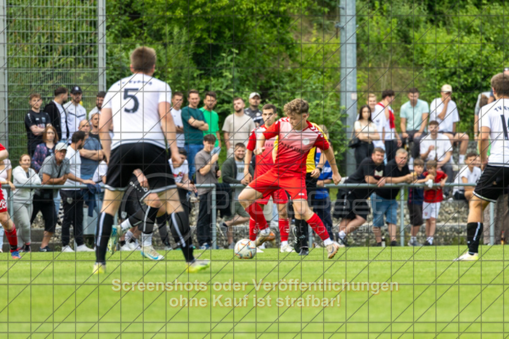 20250616_190947_0432 | #,  TV Eybach (weiß) vs. 1.FC Donzdorf II (rot), Fussball, Entscheidungsspiel 3 in Kreisliga A3 - Bezirk Neckar/Fils, Saison 2024/2025, Rasensportplatz, Staufenecker Str. 41, 73084 Salach, 16.06.2025 - 18:30 Uhr,Foto: PhotoPeet-Sportfotografie/Peter Harich