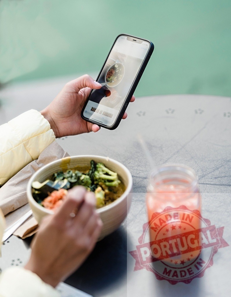 Woman taking photo of healthy vegan meal with smartphone | Woman photographing her vegan meal with smartphone while eating at restaurant - Realisiert mit Pictrs.com