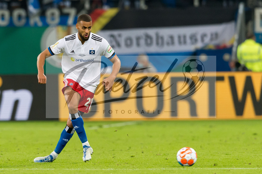 HSVSCF20220419_341 | Fussball, Herren: Josha Vagnoman (Hamburger SV) in Aktion, am Ball, Einzelaktion beim DFB-Pokal-Halbfinalspiel zwischen Hamburger SV und SC Freiburg im Volksparkstadion am 19.04.2022 in Hamburg, Deutschland.DFB / DFL REGULATIONS PROHIBIT ANY USE OF PHOTOGRAPHS AS IMAGE SEQUENCES AND/OR QUASI-VIDEO. - Realisiert mit Pictrs.com