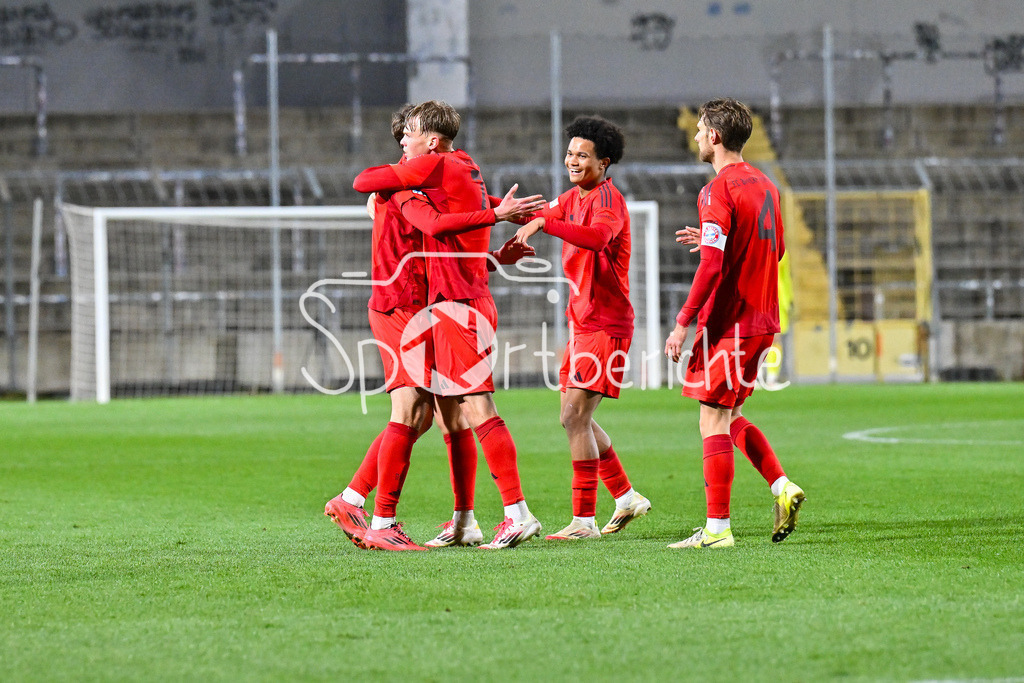 FC Bayern Amateure - FC Augsburg II | Jubel der kleinen Bayern nach dem Treffer zum 1-1 durch Gabriel MARUSIC (FC Bayern München II #5) / Tor / Torschuetze / Freude / Happy / Regionalliga Bayern: FC Bayern Muenchen II - FC Augsburg II, Gruenwalder Stadion am 14.03.2025