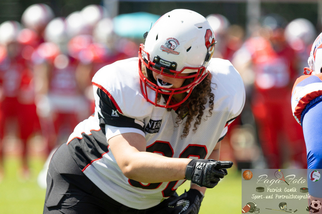 GFLW 1: German Football League Women 1: Rodgau Pioneers Ladies - Stuttgart Scorpions Sisters, 07.06.2026 | Larissa Sophie Falk (Stuttgart Scorpions Sisters #66) zeigt woher der Druck komme nwird, Rodgau Pioneers Ladies - Stuttgart Scorpions Sisters, Rodgau, Maingau-Energie-Stadion "Am Weichsee", 7.6.2026 - Realisiert mit Pictrs.com