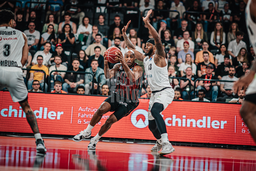 Basketball | Männer | Saison 2023/2024 | easyCredit Basketball Bundesliga | 32. Spieltag | Veolia Towers Hamburg vs. NINERS Chemnitz | 04.05.2024 | DeAndre Lansdowne (#9, NINERS Chemnitz) gegen Vincent King (#13, Veolia Towers Hamburg)