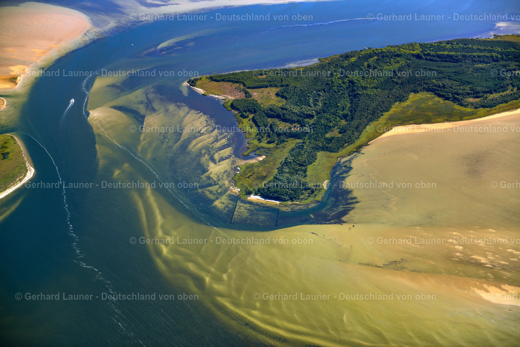 3638036 | Nationalpark Vorpommersche Boddenlandschaft, Barhöfter Rinne, KLAUSDORF 25.08.2016 Sandbank- Landfläche durch Strömungen unter der Meeres- Wasseroberfläche der Ostsee an der Straße Boddenweg in Klausdorf im Bundesland Mecklenburg-Vorpommern, Deutschland. // Sandbank- land area by flow under the sea water surface of Baltic Sea on street Boddenweg in Klausdorf in the state Mecklenburg - Western Pomerania, Germany. Foto: Gerhard Launer