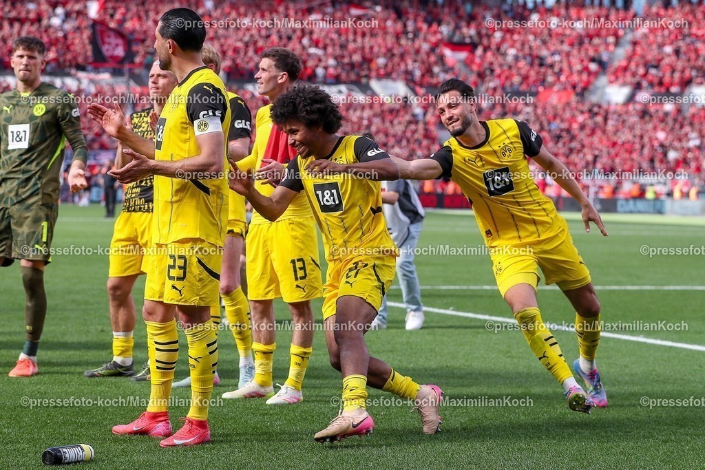 B0411052502262 | 11.05.2025, Fußball, Bayer 04 Leverkusen - Borussia Dortmund, 1. Fußball Bundesliga, 33. Spieltag, BayArena, Saison 2024 2025: Abschlussjubel nach dem 4:2 Sieg für den BVB. Karim Adeyemi (BVB #27) Ramy Bensebaini (BVB #5) DFB regulations prohibit any use of photographs as image sequences and or quasi-video.