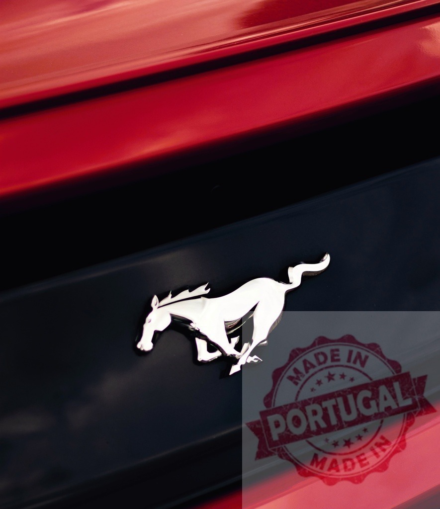 Chrome mustang horse on a red and black Ford Mustang car | Galloping horse emblem standing out on a Ford Mustang car - Realized with Pictrs.com