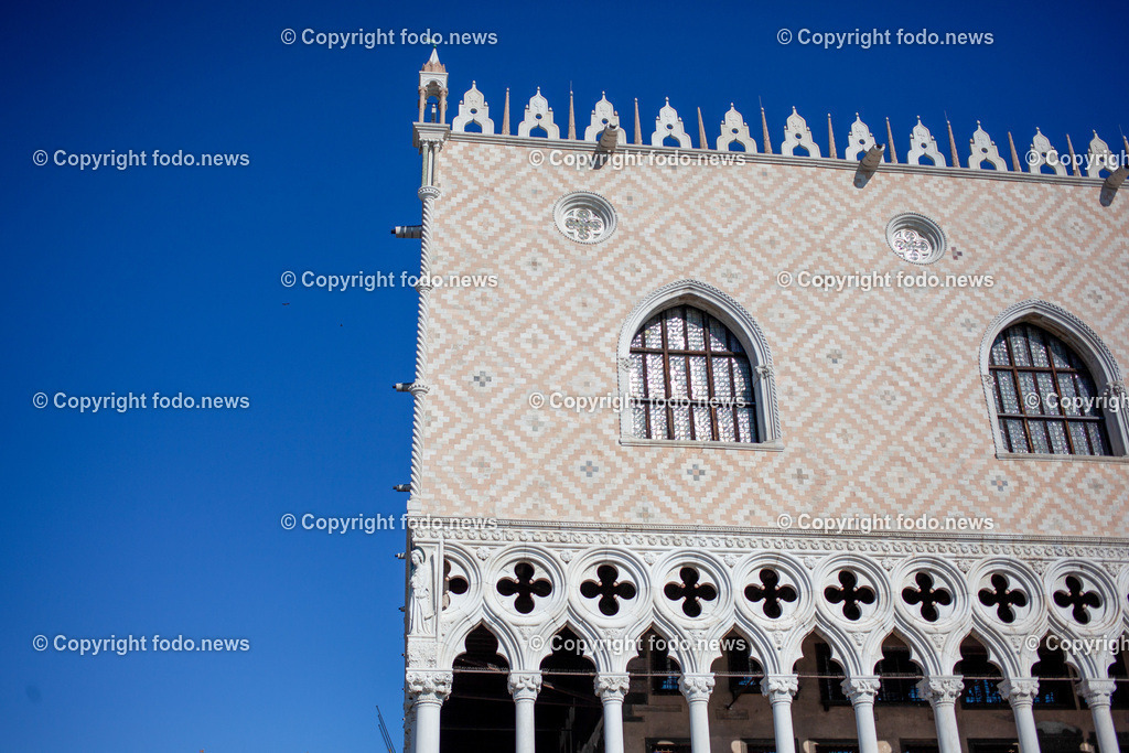 Italien_ Venedig_ 03.03.2025-16 | 03.03.2025, Italien, ITA, Venetien, Venedig, im Bild Venedig, Stadtansichten, Touristen, Reisefeature, Karneval, Masken, maskiert, venezianisch, Reise, Venedig, Venezia, Venetien, Stadtansicht, Campanile, Canale Grande, Markusplatz, Markuskirche, Touristen, Gondel, Gondolere, Faehre, Motorboot, Wassertaxi, Vaporetto, Adria, Lagune, Pfahlbauten, Bruecke, Rialtobruecke, La Gondola, Dogenpalast, Italien, Creativ, Kreativ