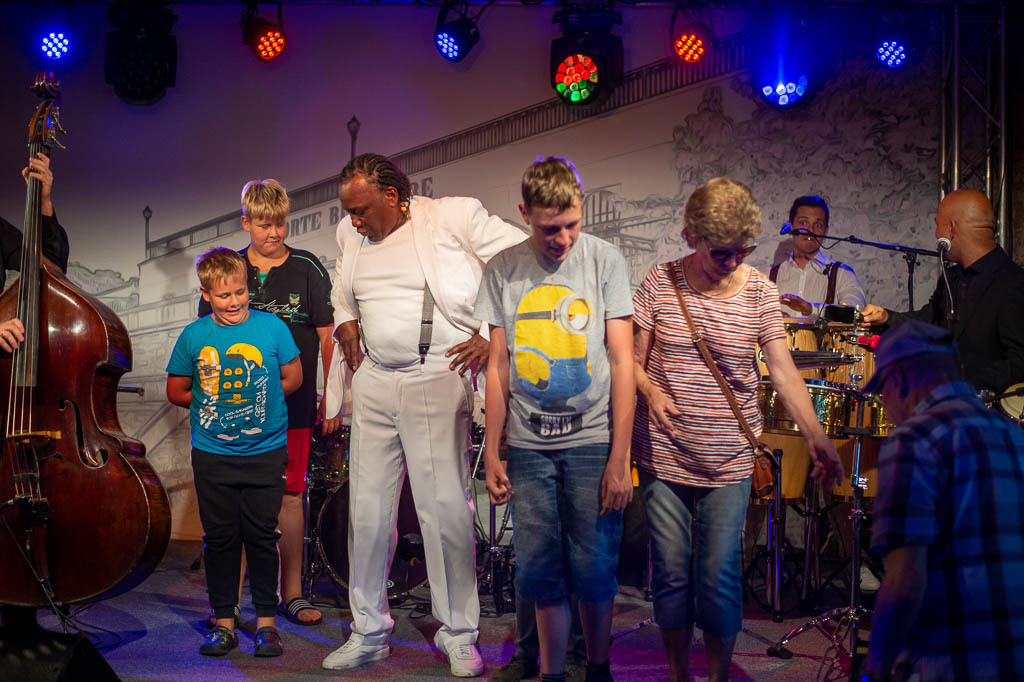 Summ Summ Salsa | Kinderkonzert Summ Summ Salsa mit Klazz Brothers & Cuba Percussion im Forte Belvedere Leisnig zum Festival Hallo Leisnig 2022. - Realisiert mit Pictrs.com