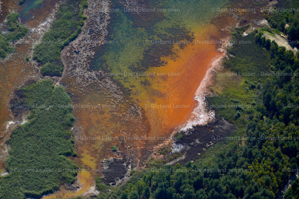9103110 | SCHWARZHEIDE 25.08.2016 Tümpel- Wasserfläche und Teich- Oase mit bunt gefärbten Einleitungen der nahe gelegenen chemischen Industrie und Sedimentsablagerungen in Schwarzheide im Bundesland Brandenburg, Deutschland. // Pond water surface and pond oasis with brightly colored discharges from the nearby chemical industry and sediment deposits in Schwarzheide in the state of Brandenburg, Germany. Foto: Gerhard Launer